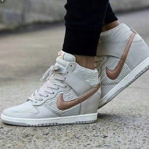 NIKE WOMENS DUNK SKY HI LIGHT BONE-METALLIC ROSE